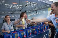 Unsere Helfer an der Getränkeausgabe in der Zielverpflegung beim M-net Firmenlauf Augsburg