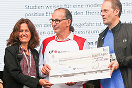 Spendenuebergabe beim 7. M-net Firmenlauf Augsburg 2018